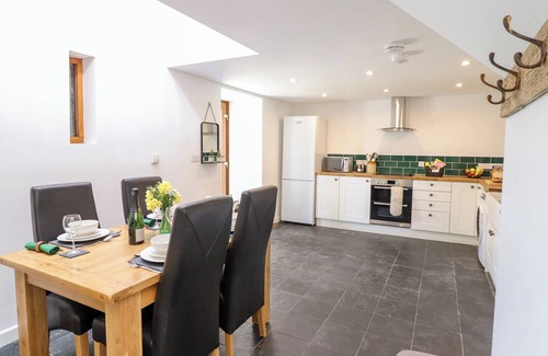 Mawddwy Cottage | Family-Friendly Ysgubor Craig y Gronfa with Hot Tub in Mallwyd