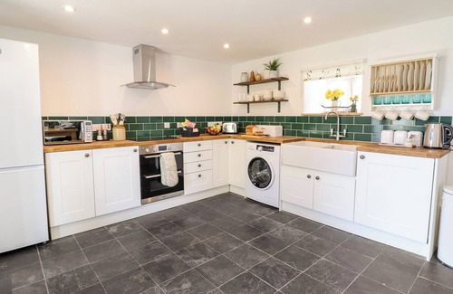 Mawddwy Cottage | Family-Friendly Ysgubor Craig y Gronfa with Hot Tub in Mallwyd