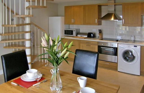 Y Felinheli Cottage | Ysgubor Penrallt: Guest Rated 10/10 with Breakfast & Kitchen