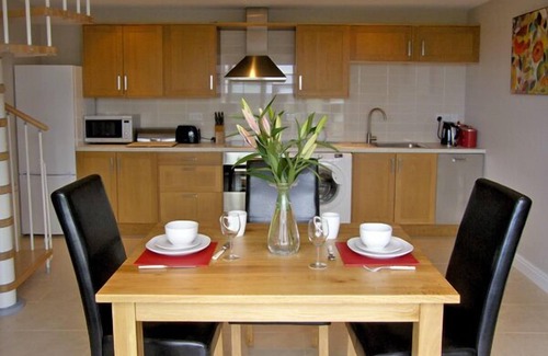 Y Felinheli Cottage | Ysgubor Penrallt: Guest Rated 10/10 with Breakfast & Kitchen