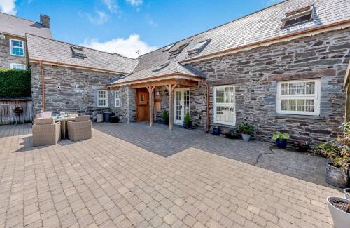 Newcastle Emlyn House | Discover Ysgubor Uchaf: Pet-Friendly 5-Star Retreat