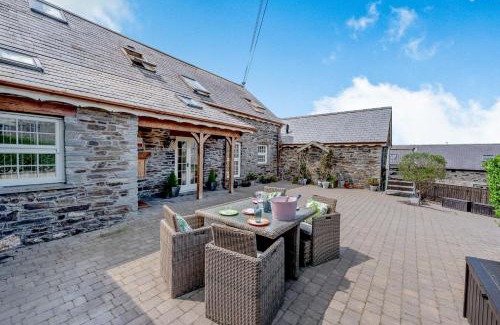 Newcastle Emlyn House | Discover Ysgubor Uchaf: Pet-Friendly 5-Star Retreat