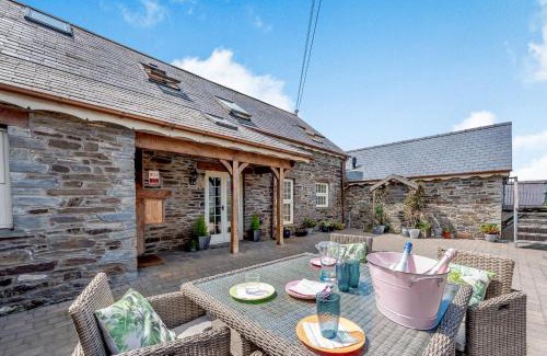 Newcastle Emlyn House | Discover Ysgubor Uchaf: Pet-Friendly 5-Star Retreat