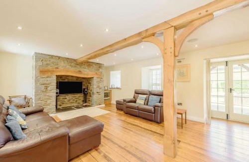 Newcastle Emlyn House | Discover Ysgubor Uchaf: Pet-Friendly 5-Star Retreat