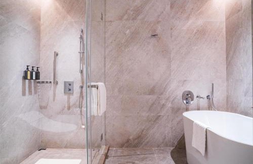 Yuexiu Hotel | Discover Yuexiu Hotel Guangzhou: Premier Stay with Pool Access