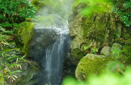 Yufuin Onsen Hotel | Discover Yufuin Rakuyu: 4-Star Retreat with Hot Tub & Dining