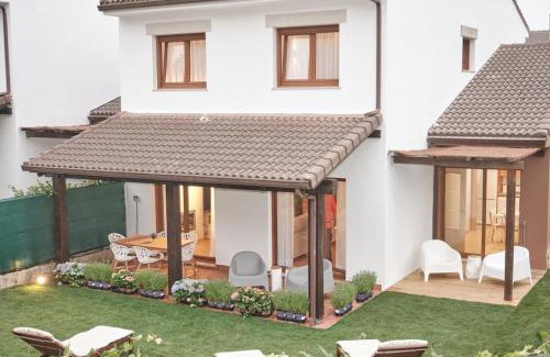 Mino House | Pet-Friendly Yuhom: Experience Unique Comfort in Xacedos 5