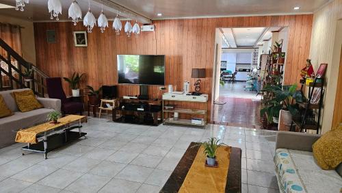Valencia Bed & Breakfast | Cozy Yuke's Bed & Breakfast with Fireplace and Restaurant