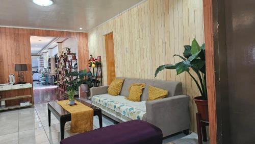 Valencia Bed & Breakfast | Cozy Yuke's Bed & Breakfast with Fireplace and Restaurant