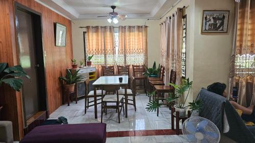 Valencia Bed & Breakfast | Cozy Yuke's Bed & Breakfast with Fireplace and Restaurant