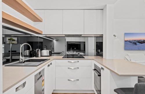 Crackenback Apartment | Elegant Yuki Studio with Private Pool & 9.6 Guest Rating