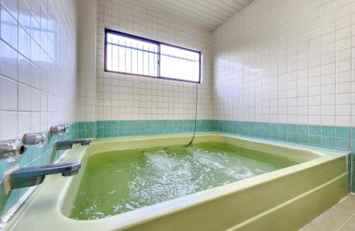 Yuki Hotel | Yukikan: Family-Friendly Retreat with Hot Tub & Kitchen