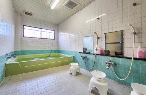 Yuki Hotel | Yukikan: Family-Friendly Retreat with Hot Tub & Kitchen