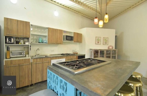Apulo Hotel | Discover YULUKA HOSTEL with Pool and Breakfast Amenities