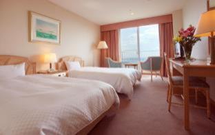 Sasebo Hotel | Relax at Yumihari-no-Oka Hotel with Pool and Hot Tub