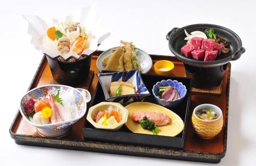 Kamikawa Hotel | Welcoming Stay at Yumoto Ginsenkaku with Hot Tub & Dining