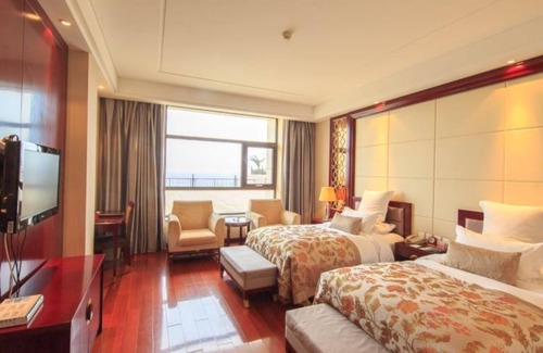 Beidaihe Hotel | Relax at Yun-Jing Sea View Hotel with Pool & Breakfast