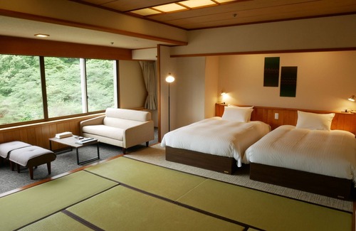 Kazuno House | Discover Yuze Hotel: Family-Friendly with Hot Tub and Kitchen