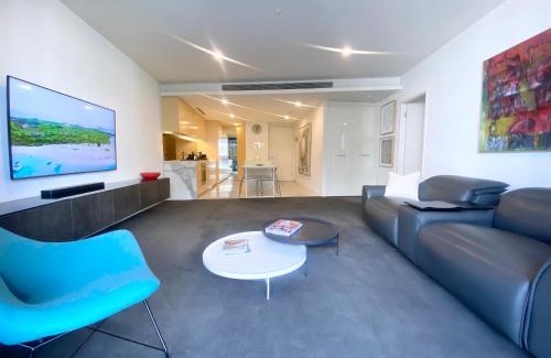 Melbourne Apartment | Unforgettable YVE 1401: Breathtaking Bay Views Await