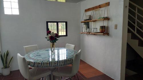 Malolos City Apartment | Cozy YYY's Townhouse: Pet & Child Friendly Getaway