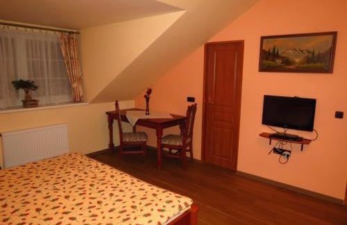 Poddubi Hotel | Pet-Friendly Zámeček Kaliště with Oceanfront Pool Access