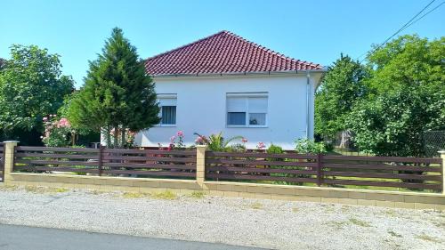 Keszthely House | Family-Friendly Getaway at Zámor Nyaraló