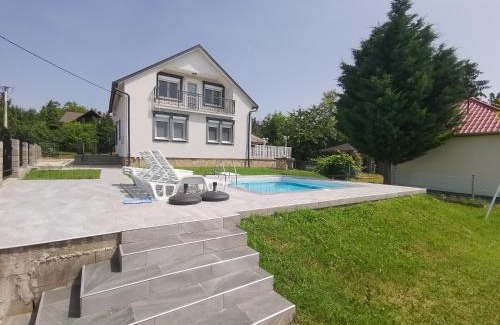 Vonyarcvashegy House | Experience Zétény Vendégház: Oceanfront Retreat for Families