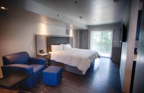 St. Robert Hotel | Convenient Z Loft Extended Stay Hotel with Kitchen & Dining