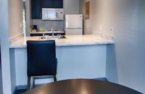 St. Robert Hotel | Convenient Z Loft Extended Stay Hotel with Kitchen & Dining