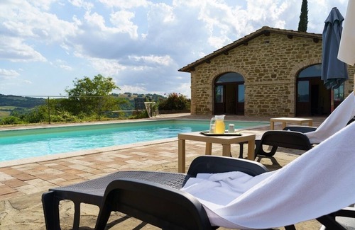 Valfabbrica Apartment | Discover Zafferano: Ocean View Retreat with Pool & Breakfast
