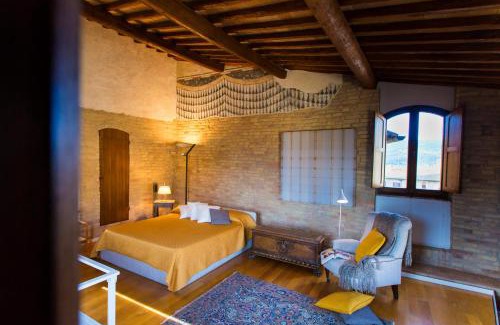 San Gimignano City Centre Apartment | Elegant Zafferano Rooftop Terrace at Tower House