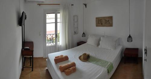 Eresos-Antissa Apartment | Pet-Friendly Zaira Studios: Highly Rated Comfort Awaiting You
