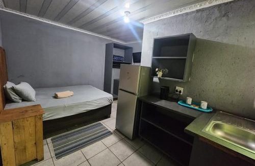 White River House | Comfortable Zaira Overnight Accommodation with Hot Tub Access