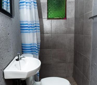 White River House | Comfortable Zaira Overnight Accommodation with Hot Tub Access