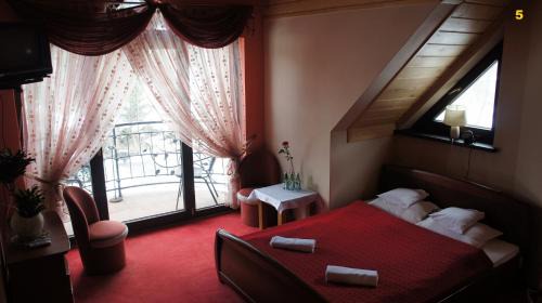 Rabka Hotel | Experience Comfort at Zajazd pod Chmurką with Ocean Views