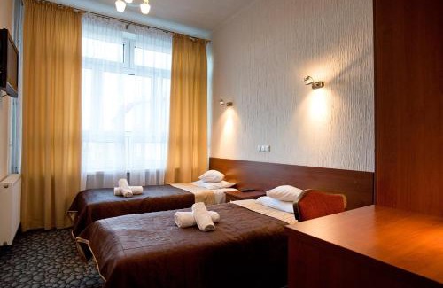 Debica Hotel | Cozy Zajazd Polonez: Family-Friendly with Restaurant & Fireplace