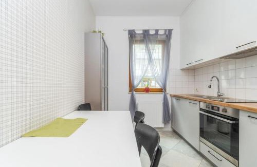 Zaspa Apartment | Inviting Zajezdnia Wrzeszcz: Family-Friendly with Dining