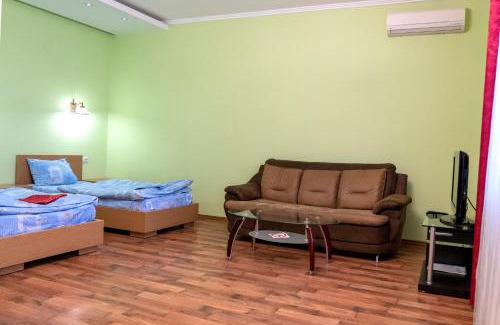 Karpaty Hotel | Inviting Zakarpatskiy Oazis: Family-Friendly Retreat with Hot Tub