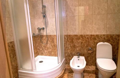 Karpaty Hotel | Inviting Zakarpatskiy Oazis: Family-Friendly Retreat with Hot Tub