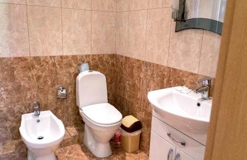 Karpaty Hotel | Inviting Zakarpatskiy Oazis: Family-Friendly Retreat with Hot Tub