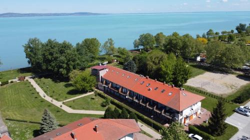 Zamardi Apartment | Pet-Friendly Zamárdi Parti Apartman with Oceanfront Views