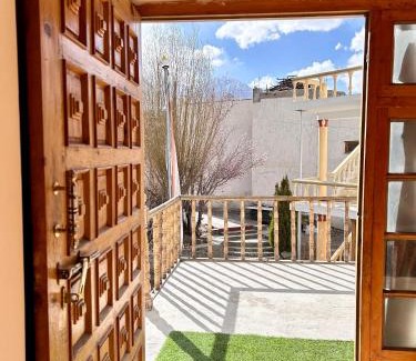 Diskit House | Inviting Zambala Guest House: Ideal for Families & Relaxation