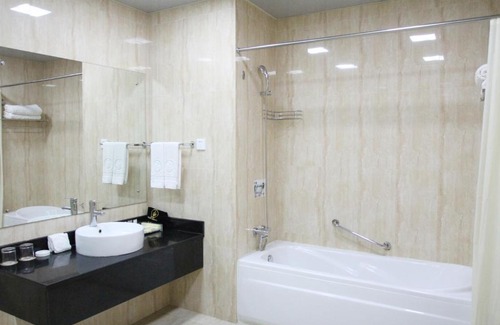 Lusaka Hotel | Pet-Friendly Zambia Golden Peacock Hotel with Pool Access
