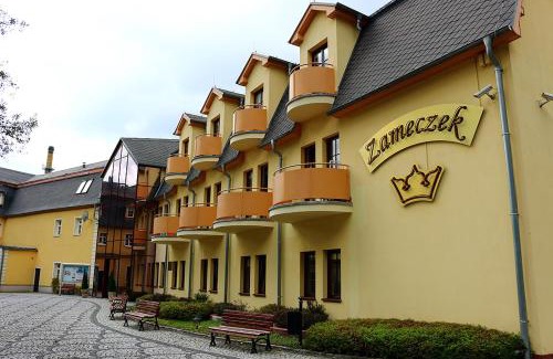 Kudowa Zdroj Resort | Discover Zameczek: Family-Friendly Retreat with Pool & Dining