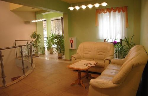 Kudowa Zdroj Resort | Discover Zameczek: Family-Friendly Retreat with Pool & Dining