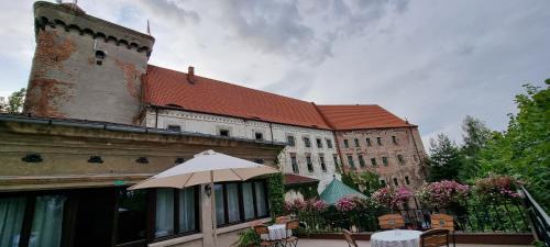 Otmuchow Hotel | Discover Zamek Otmuchów: Pet-Friendly with Breakfast Included
