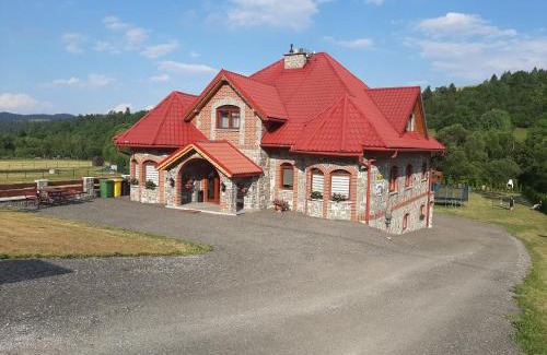 Matiasovce House | Charming Zamoček: Guest Rated 10/10 with Pool & Kitchen