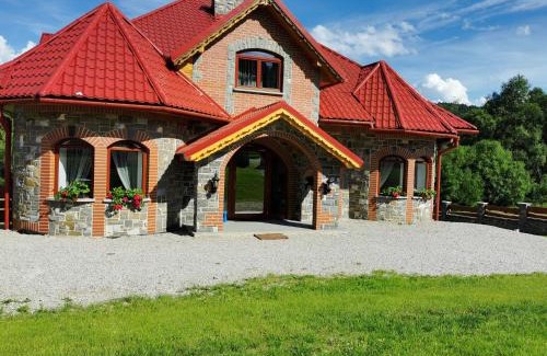 Matiasovce House | Charming Zamoček: Guest Rated 10/10 with Pool & Kitchen