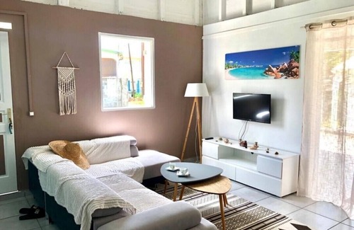 La Desirade House | ZANDOLI Cottage: family accommodation close to all sites and amenities