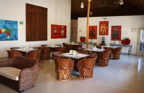 Cuauhtemoc Hotel | Delightful Zar Colima: Poolside Retreat for Families & Pets